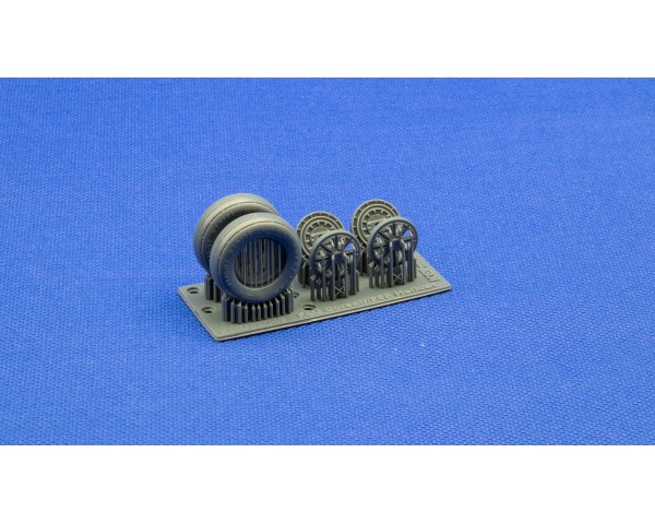 Колёса для F4U Corsair 1/32-1